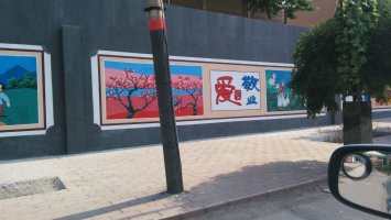 <b>高空彩绘作业</b>